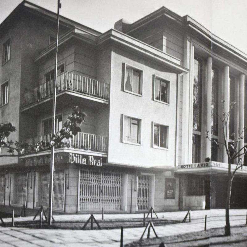Cine-El-Golf-con-pasteleria-Villa-Real-adyacente