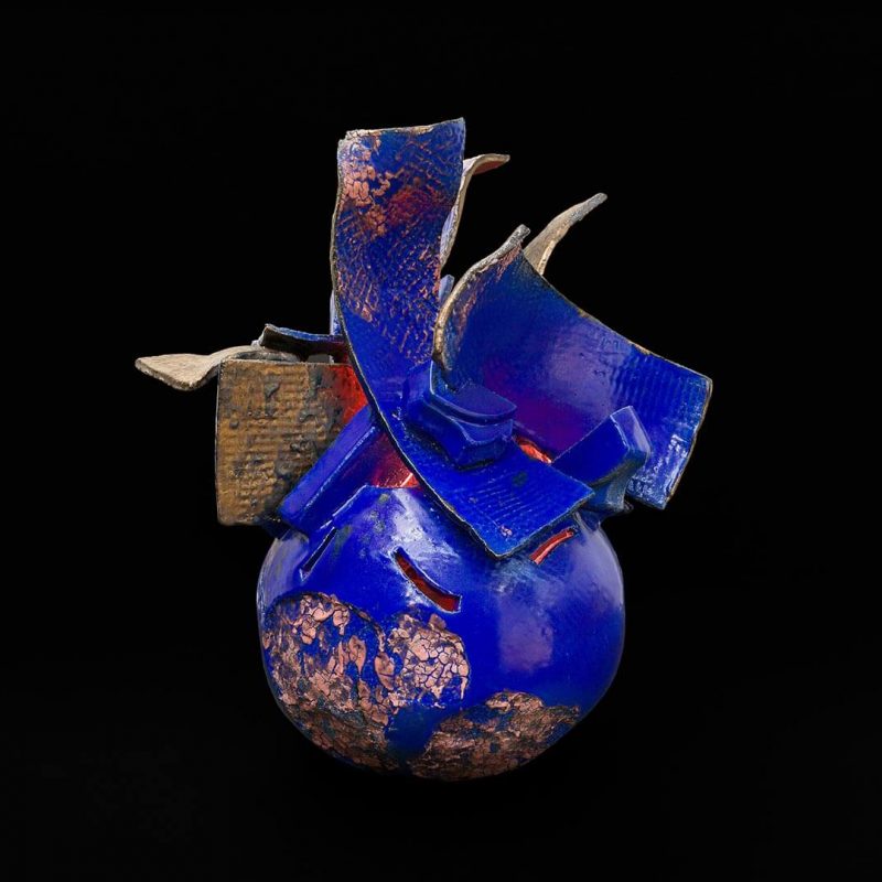 B1) Agni-2022 Cerámica esmaltada y luz 57x54x56 cm
