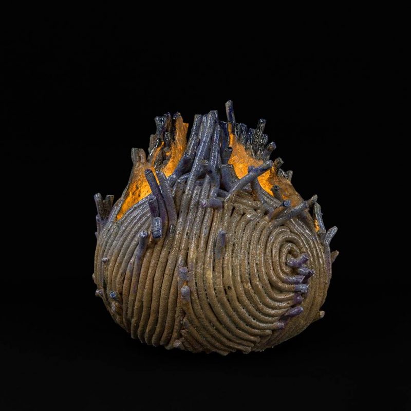B6) Naturaleza incendiada.2022.  Cerámica esmaltada , luz y pantalla43x44x 45 cm