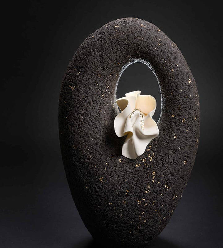 Universo-protector-V-22-x-13-x-39cm-Gres-porcelana-y-oro-Quema-de--oxidacion